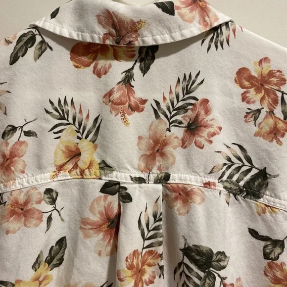 ❗2/$10❗Hollister button down floral shirt - Picture 8 of 8